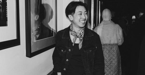 杰斯·汤姆想在他们的外百老汇喜剧表演中让人们不那么孤独