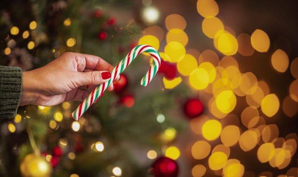 “我做了一棵7英尺高的圣诞树，上面覆盖着巨大的小熊软糖，只花了30英镑”