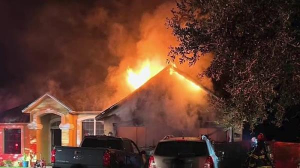燃放的烟花点燃了棕榈海岸的房屋，车辆着火