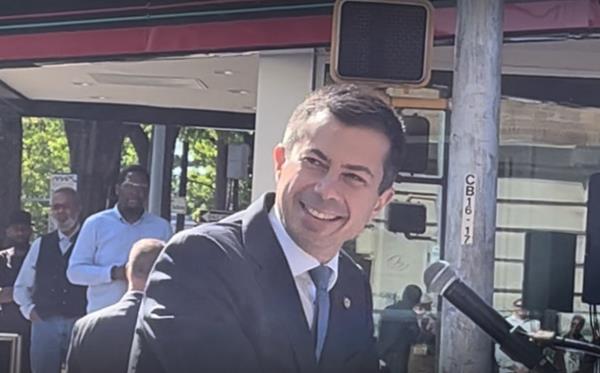 交通部长皮特·布蒂吉格谈到了为伯明翰街道提供联邦资金