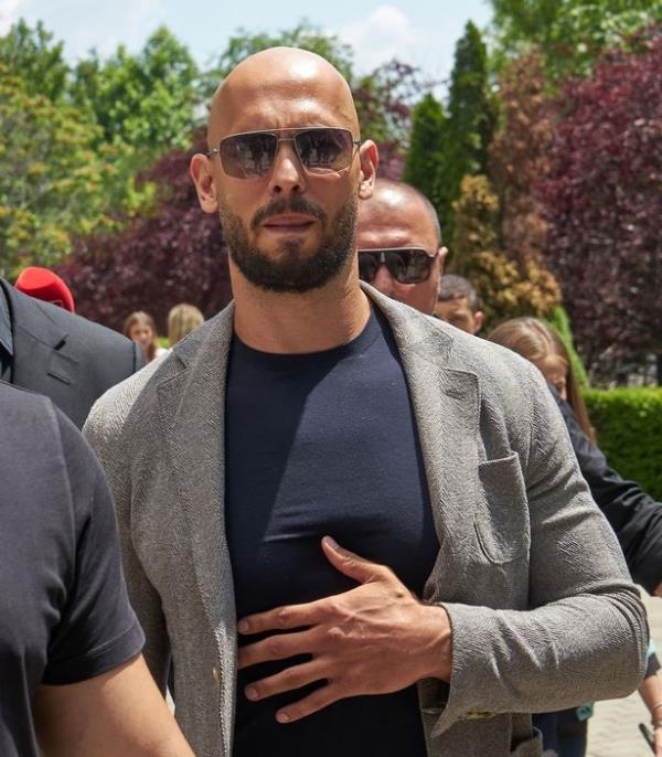 令人惊叹的体操运动员奥利维亚·邓恩在安德鲁·泰特发送她的DM后，野蛮地用一个词来贬低她