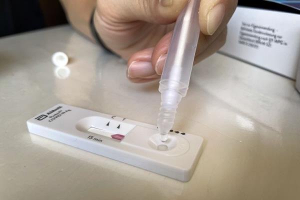 我还能使用过期的Covid-19抗逆转录病毒治疗试剂盒和口罩吗？