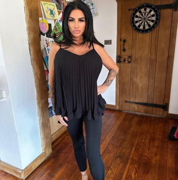 Katie shared the snaps to showcase her JYY Lo<em></em>ndon range